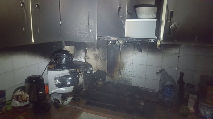 Estado en el que quedó la cocina afectada por el fuego en una vivienda de Jaén.