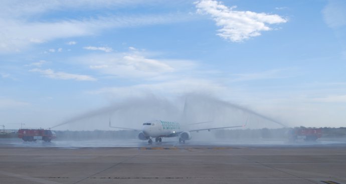 Arco de agua sobre el primer avión de Transavia France en Alicante