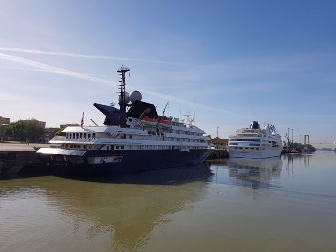 Los buques Corinthian y Hamburg 
