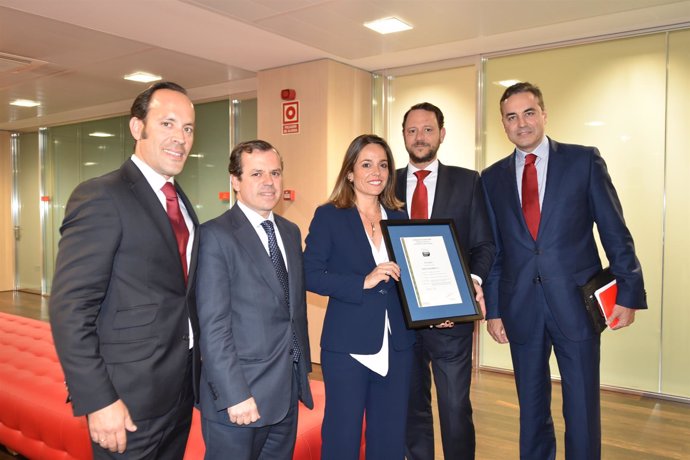Directivos de Santander, con el responsable de Banca de AENOR, Ramón Palacios