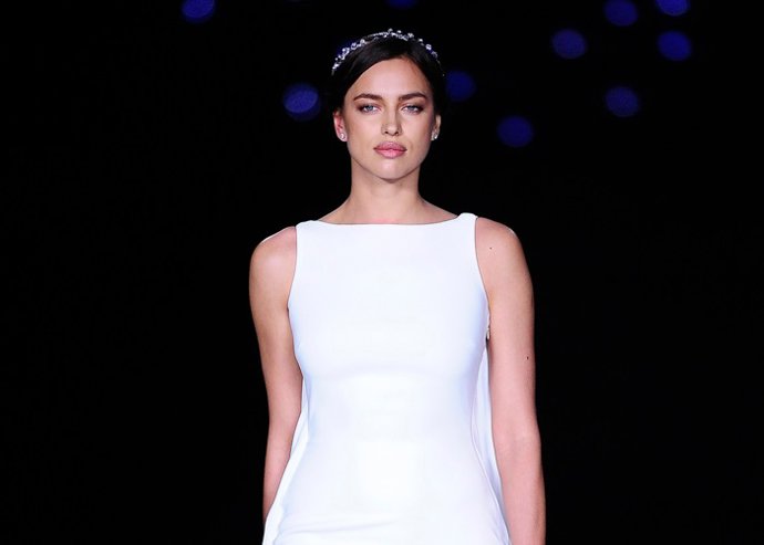 IRINA SHAYK PRONOVIAS