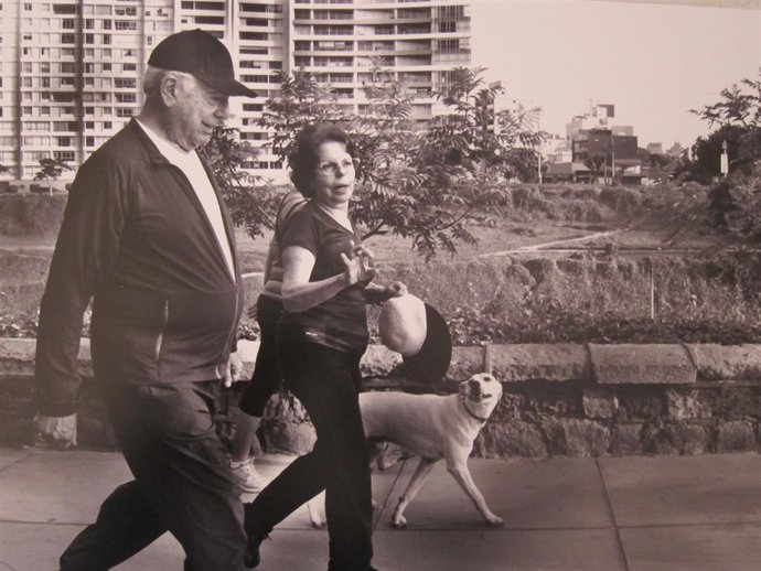 Vargas Llosa en una fotografía de la muestra 'Passejades de Nobel'