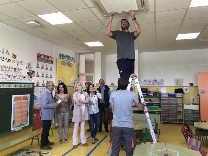 Martínez-Cachá en su visita colegio PLan Climatización