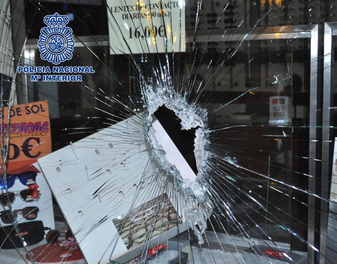 Escaparate fracturado, robo