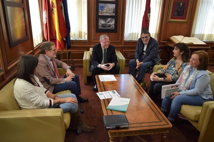 Miembros del Ayuntamiento y de Aspaym durante la reunión.