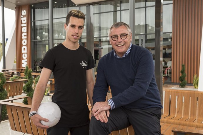 El Youtuber Javier Sanz y el exfutbolista Michael Robinson con McDonald's