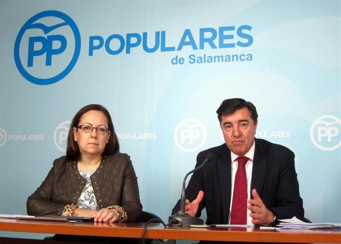 Bermúdez de Castro y María Jesús Moro en Salamanca.                          