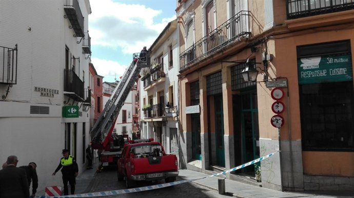 Actuación de los Bomberos tras la caída de una cornisa, saneamiento de fachada