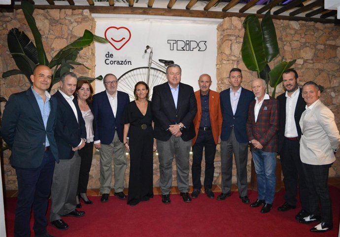 FOTO FAMILIA CON DELEGADO EN EL CENTRO