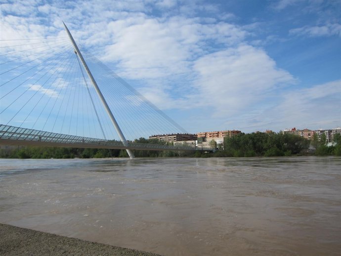 Ebro con la pasarela de Manterola