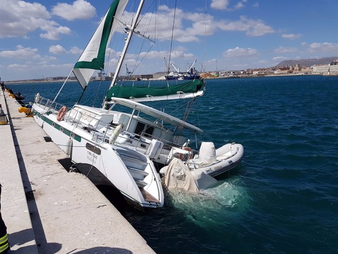 Catamarán hundido