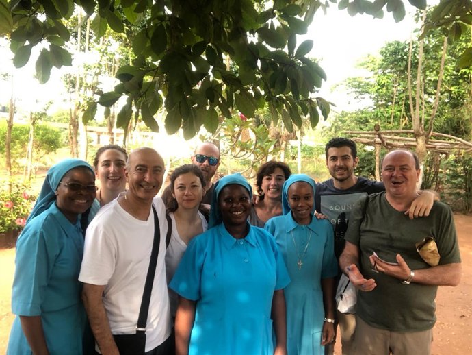 Profesionales del Virgen del Rocío se desplazan a Benin