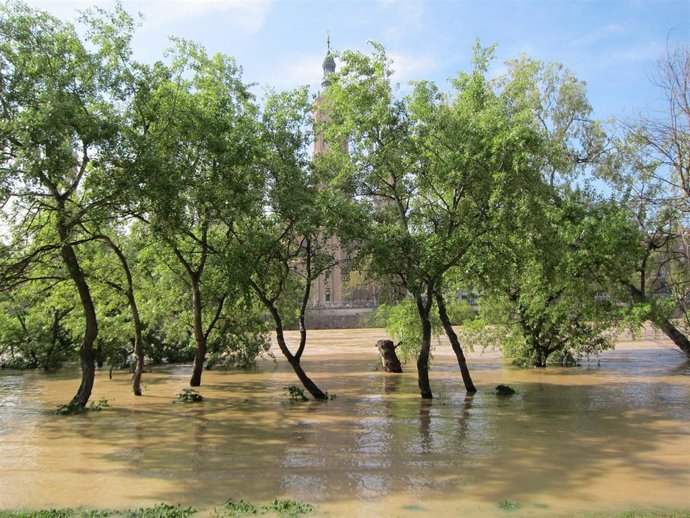 Crecida del Ebro a su paso por Zaragoza.