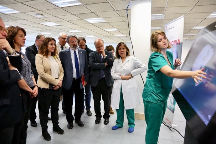 M. Conesa (Diputació), A. Erra (Ayto) i J. Montaña (UVic) a la nova facultat