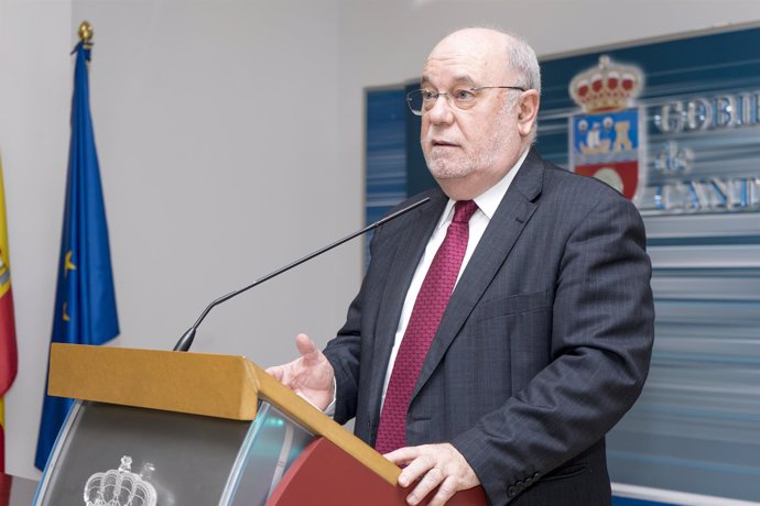 El consejero de Economía, Juan José Sota, en rueda de prensa