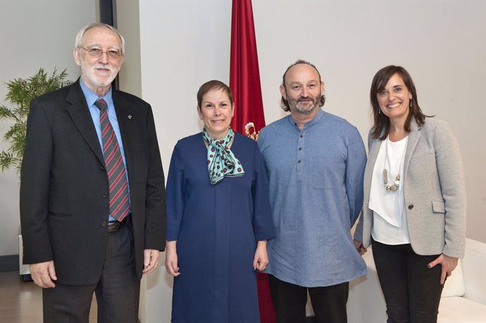 Barkos posa con los representantes de la Fundación Vicente Ferrer