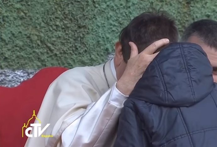 El Papa Francisco consolando a un niño