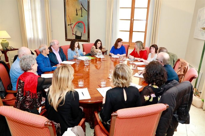 Armengol recibe en audiencia a los organizadores de 'Pacient Actiu'