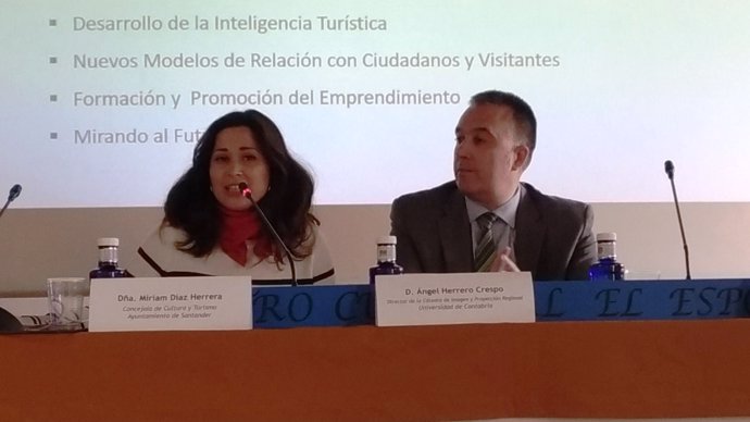 Díaz interviene en el curso de destinos turísticos inteligentes