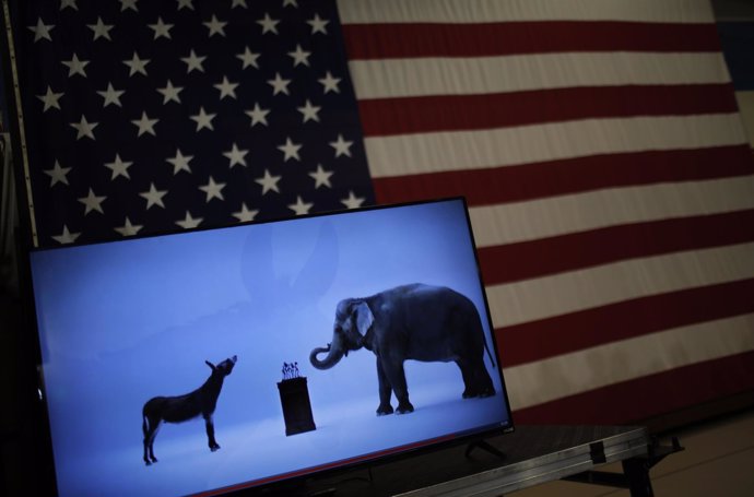 Mascotas demócrata (burro) y republicana (elefante) y bandera de Estados Unidos