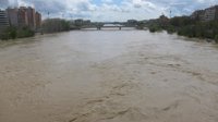 Los bomberos de Zaragoza podrían comenzar este martes a achicar agua en bajos, garajes y otras zonas inundadas