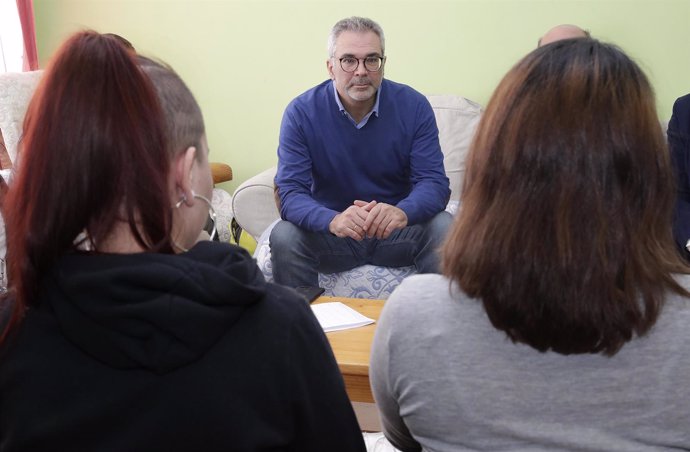 Carlos Izquierdo durante la visita a un centro de la Comunidad de Madrid