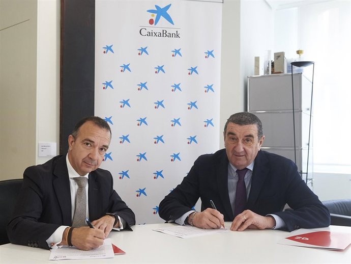 Firma del convenio Entra en Acción entre el Ayuntamiento y CaixaBank