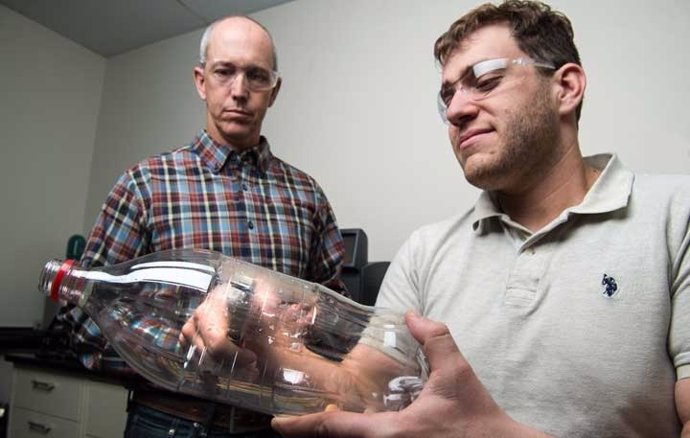 Científicos de esta investigación muestran una botella de plástico