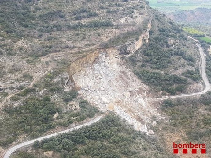 Desprendimiento de tierra en la carretera LV-9124 en Castell de Mur (Lleida)