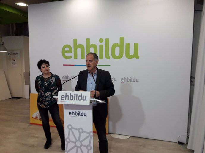 Adolfo Araiz y Asun Fernández de Garaialde, parlamentarios de EH Bildu.