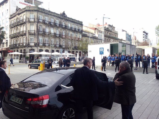 Alfonso Rueda increpado por trabajadores de la justicia este martes en Vigo 