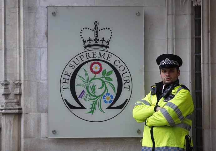 Un policía delante de la sede del Tribunal Supremo en Londres