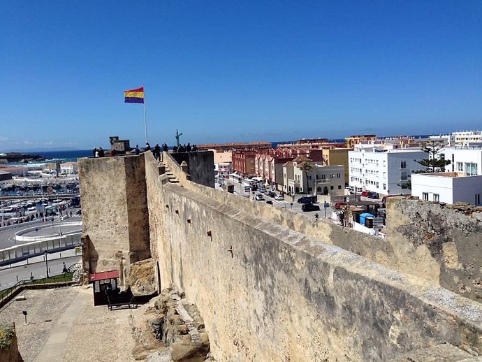 Bandera republicana izada en el castillo Guzmán el Bueno de Tarifa