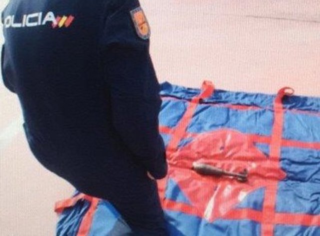 Un agente ante el mortero