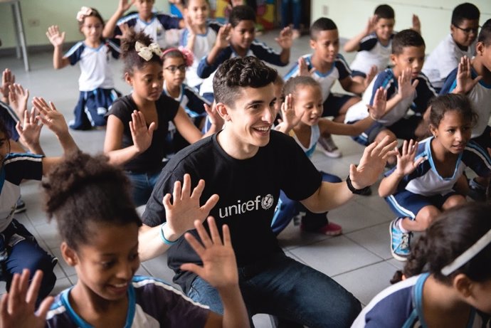 Marc Márquez con los niños de una escuela de Brasil