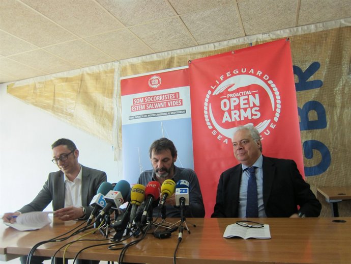Els advocats de Proactiva Open Arms J. Rodrigo i I. Aguayo al costat d'O. Camps