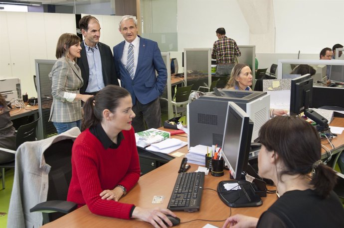 Aranburu y Esáin en la visita a la oficina de Hacienda