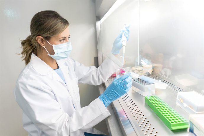 Médica en un laboratorio