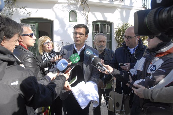 El alcalde de Granada, Francisco Cuenca, atiende a los medios en Parque Lorca