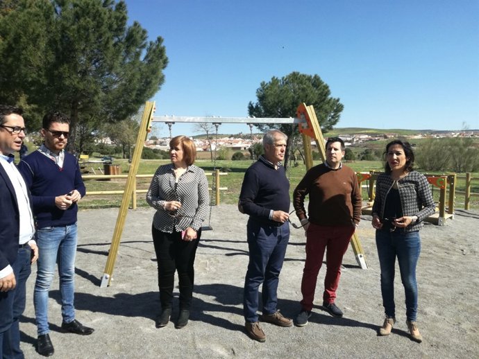 Pozuelo (dcha.) visita la Vía Verde de la Maquinilla
