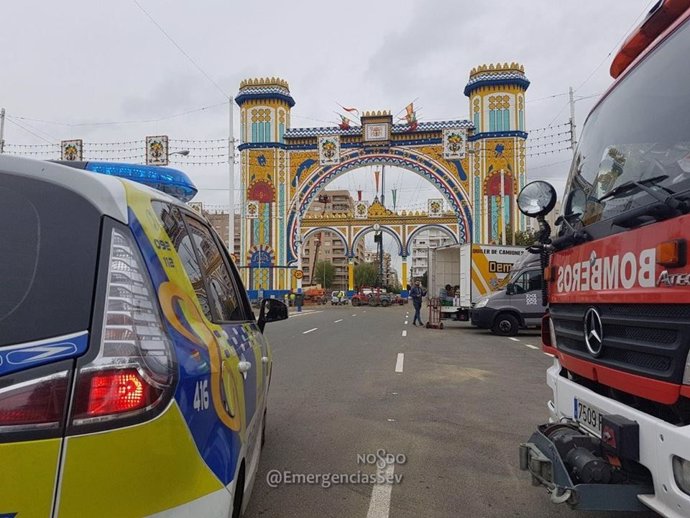 Vehículos de Policía Local y Bomberos en la Feria de Abril