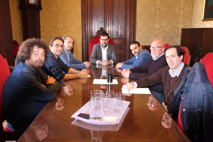 Alcalde de Palma, Antoni Noguera, con representantes pequeño com