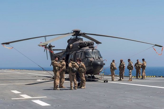 Un helicóptero Cougar de la Armada en un portaaeronaves