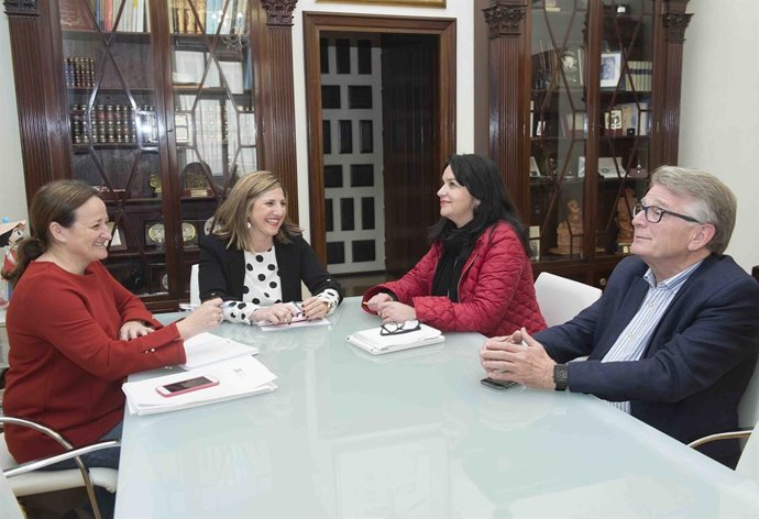 La presidenta de la Diputación con la alcaldesa de Benalup