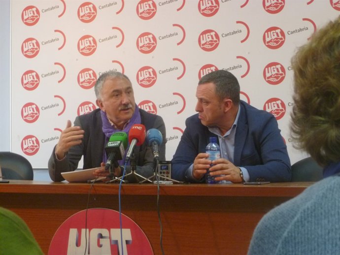 Pepe Álvarez al costat de Mariano Carmona, líder d'UGT Cantàbria, a Santander 