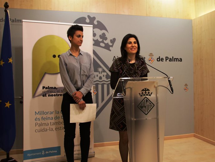 La regidora de Salud y Consumo, Antonia Martín y la directora de mercados