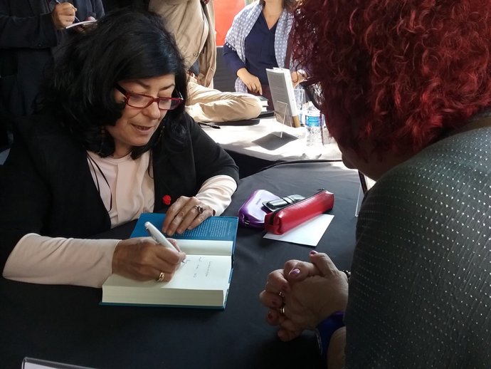 L'escriptora Almudena Grans en un Sant Jordi