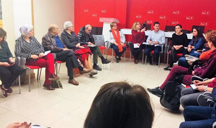 Miembros del PSOE durante la reunión con las asociaciones. 17-4-2018