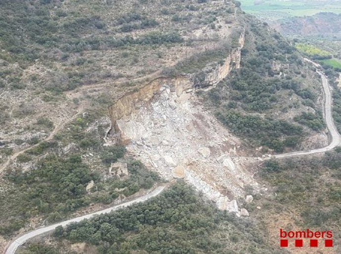Esllavissada de terra a la carretera LV-9124 a Castell de Mur (Lleida)