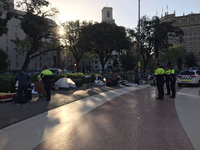La Guàrdia Urbana desallotja la plaça de Catalunya